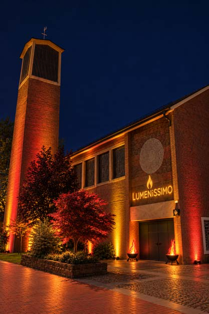 Die Matthäuskirche im Licht – Außenansicht